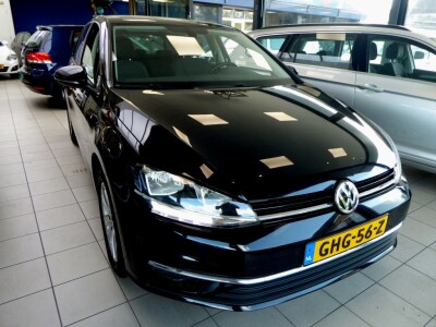 Volkswagen-Golf-1